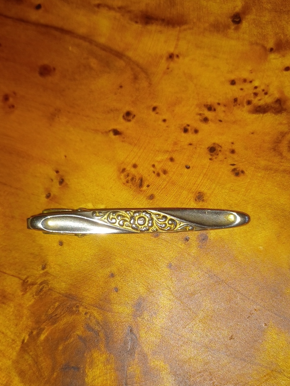 VTG Swank Silver Tone Floral Scroll Repousse Alligator Tie Clip
